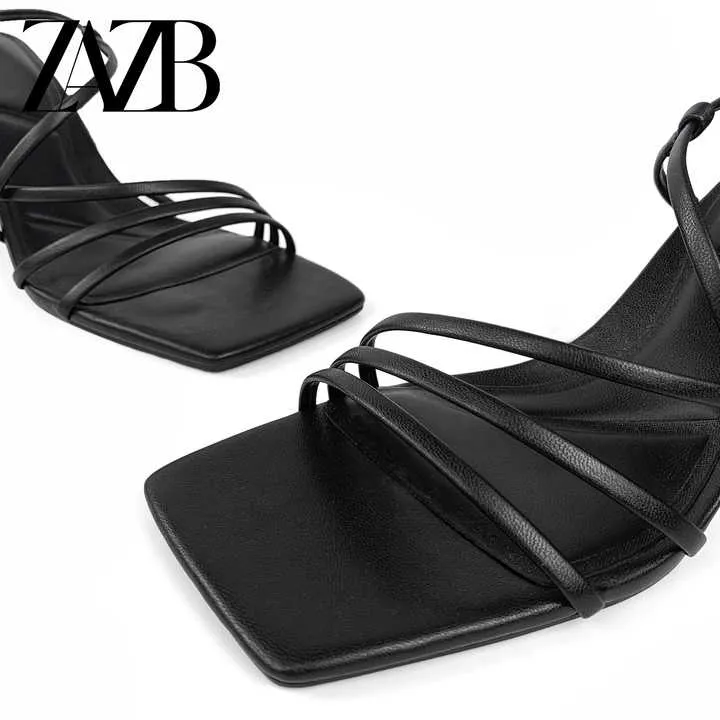 أحذية بكعب عالٍ من الجلد -  high-heeled leather shoes