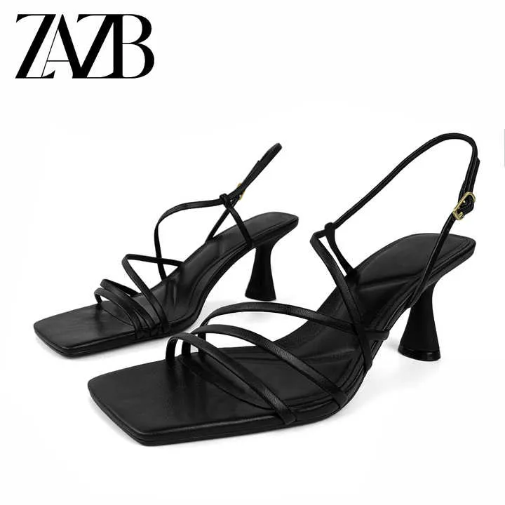 أحذية بكعب عالٍ من الجلد -  high-heeled leather shoes