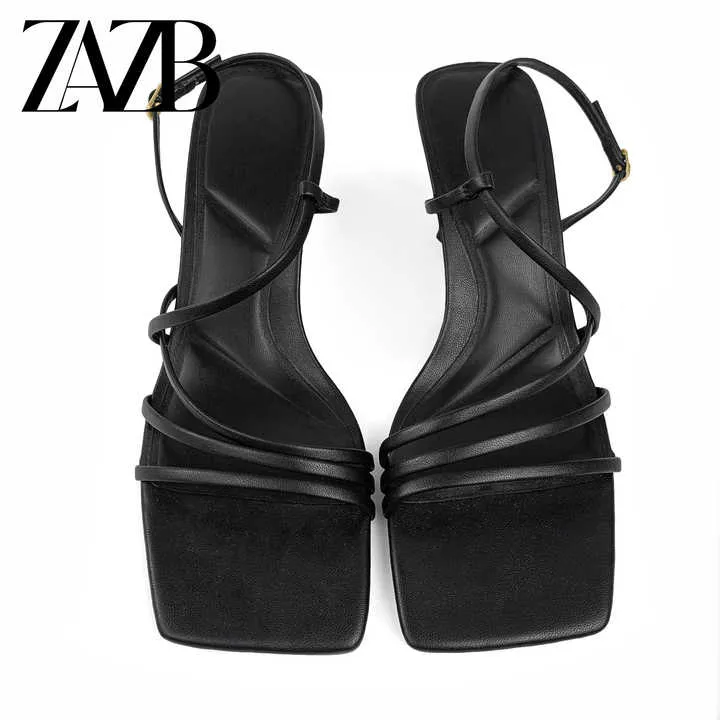 أحذية بكعب عالٍ من الجلد -  high-heeled leather shoes